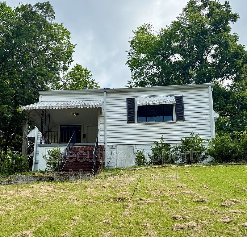 4 bed, 2.0 bath, 1360 sqft, $1,100 — Photo 1