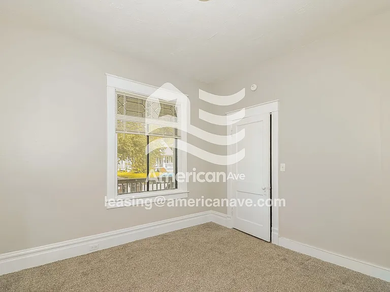 1610235_009_bedroom_10.jpg