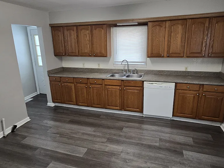 1918 Oakland Pkwy — Photo 3