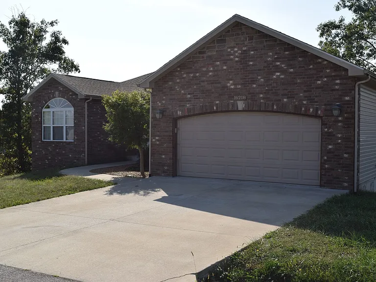 16218 Heartland Ln — Photo 2