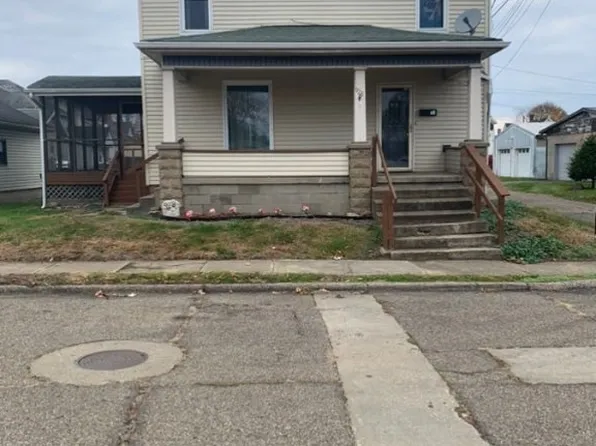 928 Adams St, Coshocton, OH 43812