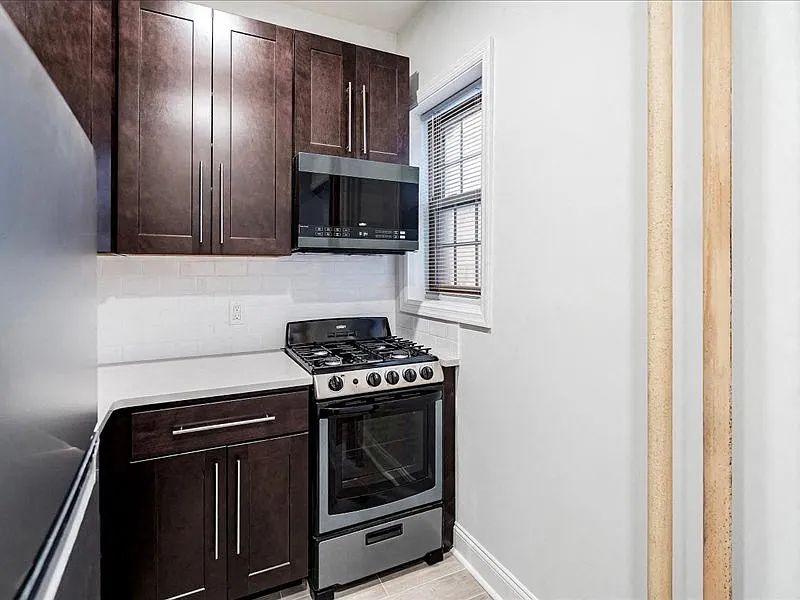 85 Van Reypen St. Apartments — Photo 2