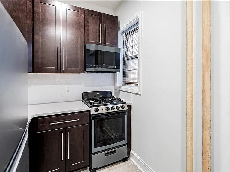 85 Van Reypen St. Apartments — Photo 2
