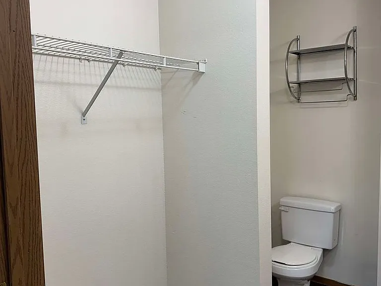 Dakota E & W Apartments — Photo 36