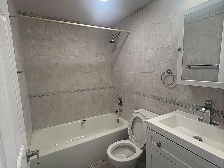 2060 Washington Ave — Photo 5