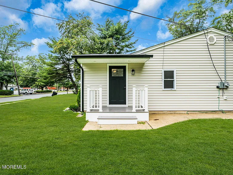 20 Oak Hill Dr — Photo 2