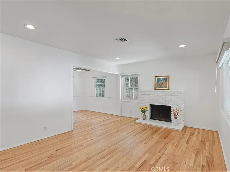 15460 Sylvan St — Photo 7
