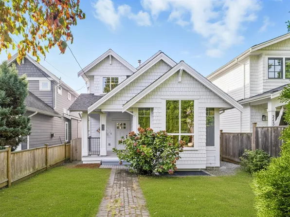 2411 George St, North Vancouver, BC V7P 2N4