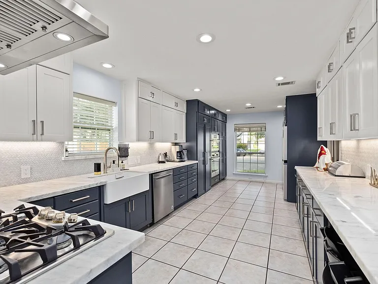 827 Thicket Ln #827 — Photo 3
