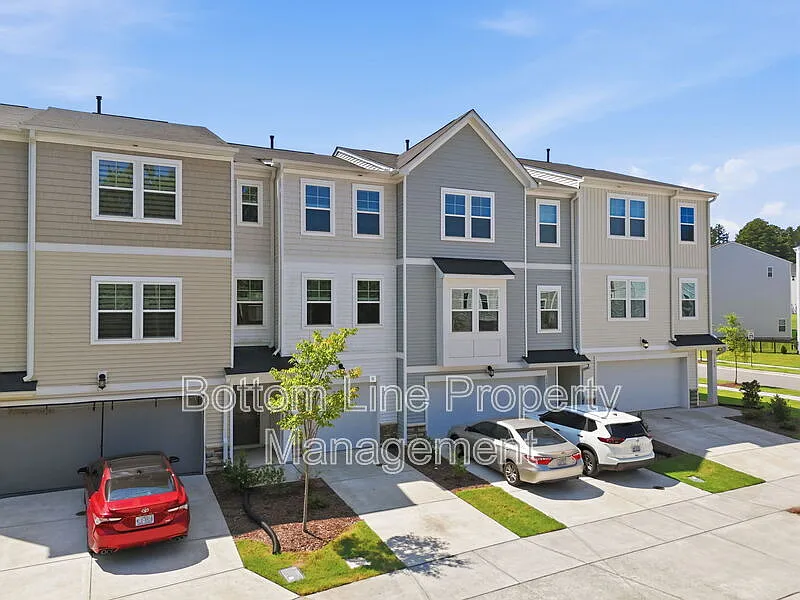 3 bed, 2.5 bath, 1854 sqft, $1,895 — Photo 3