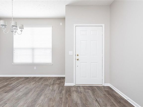 4th image of 982 Lincoln Park Dr W