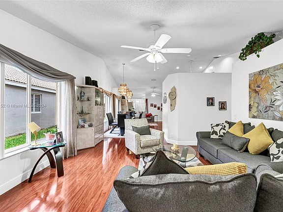 3rd image of 4242 Greenbriar Ln