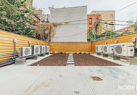 4th image of 237 Montrose Ave #1D
