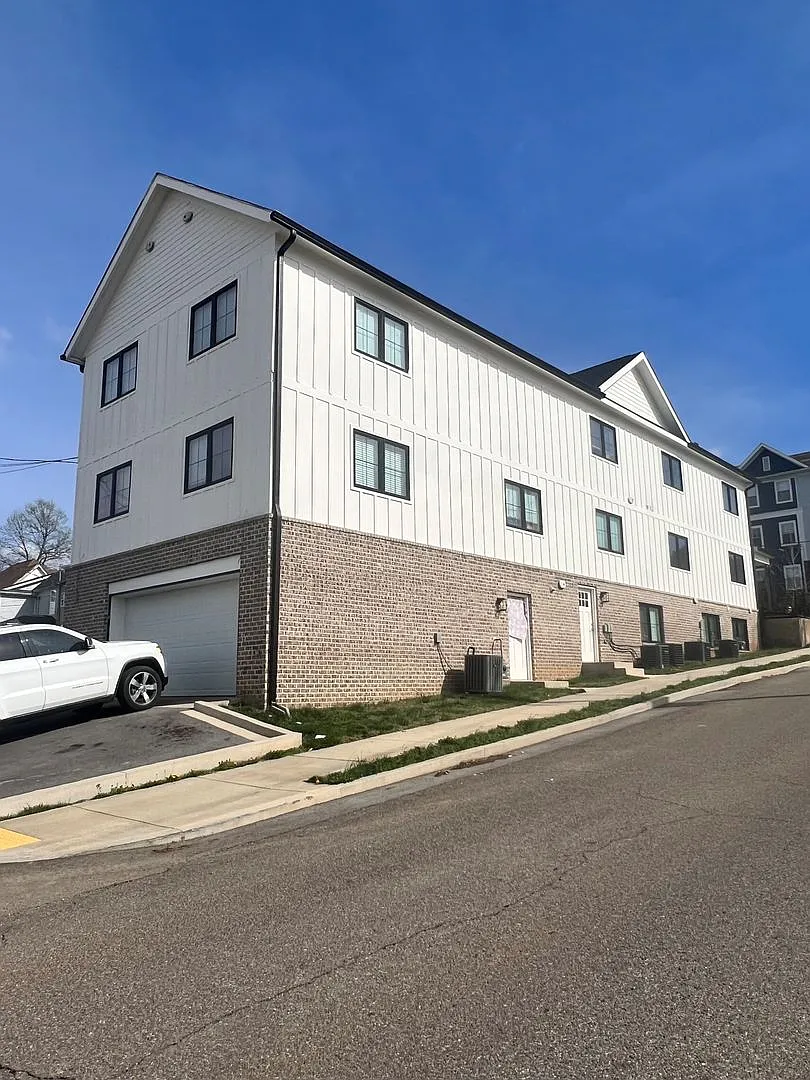 Forest Ave #1833 Triplex 19br 16.5ba 8east 7west 4rear (Holj, Burd) — Photo 4