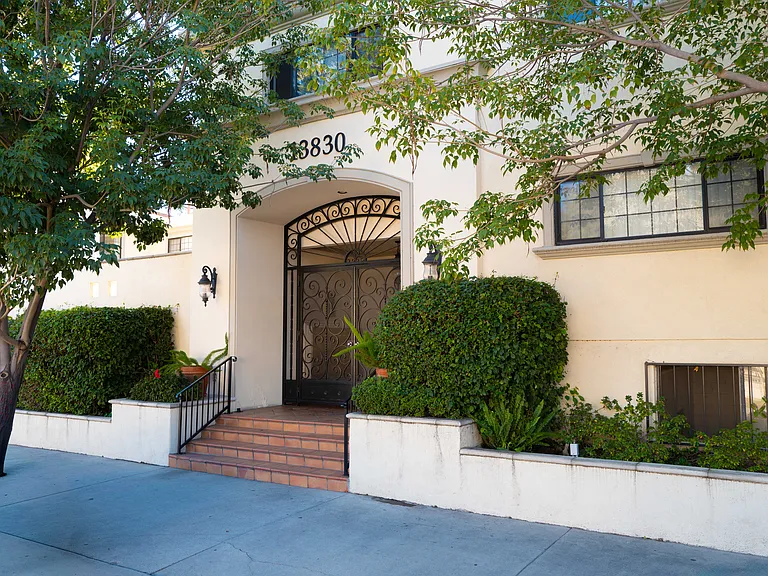 13830 Moorpark St #205 — Photo 2