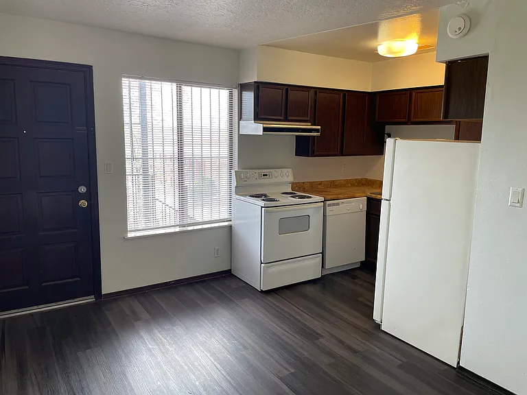 Renovated 2nd Floor Nob Hill 1 Bedroom w/ Ref Air & Balcony! — Photo 3
