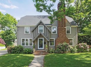 17 Glastonbury Oval, Newton, MA 02468