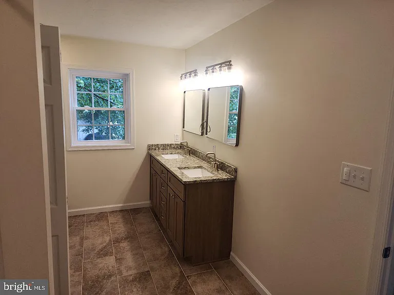 235 Hickory Dr — Photo 5