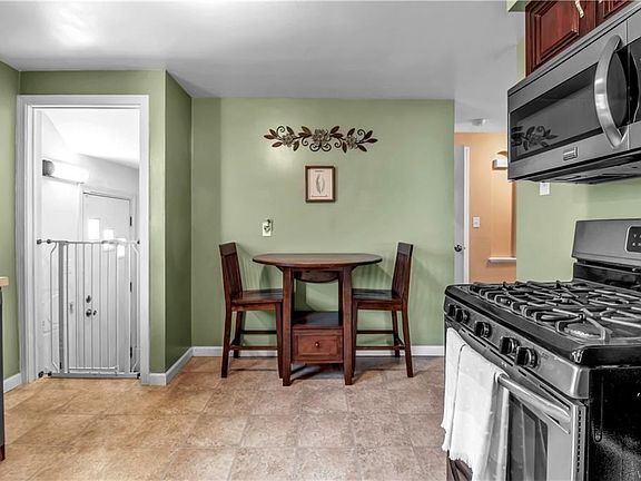 3rd image of 1046 Parkhurst Blvd