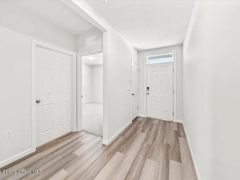 566 Rembrandt St SE — Photo 3