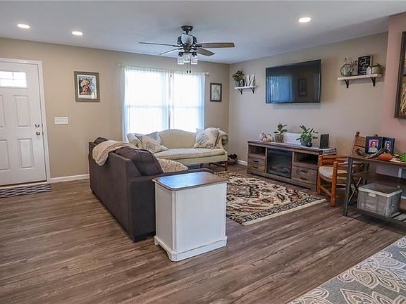 2nd image of 3284 Brentwood Dr