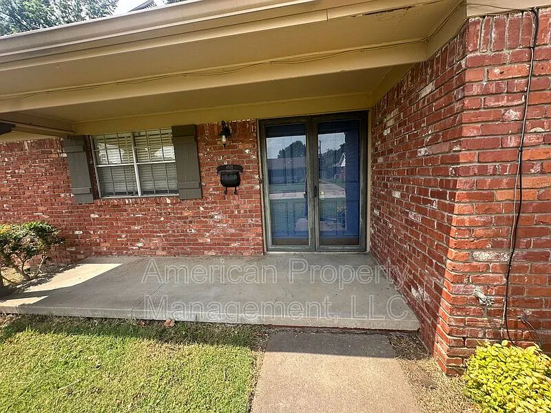 3 bed, 2.0 bath, 1870 sqft, $1,700 — Photo 2