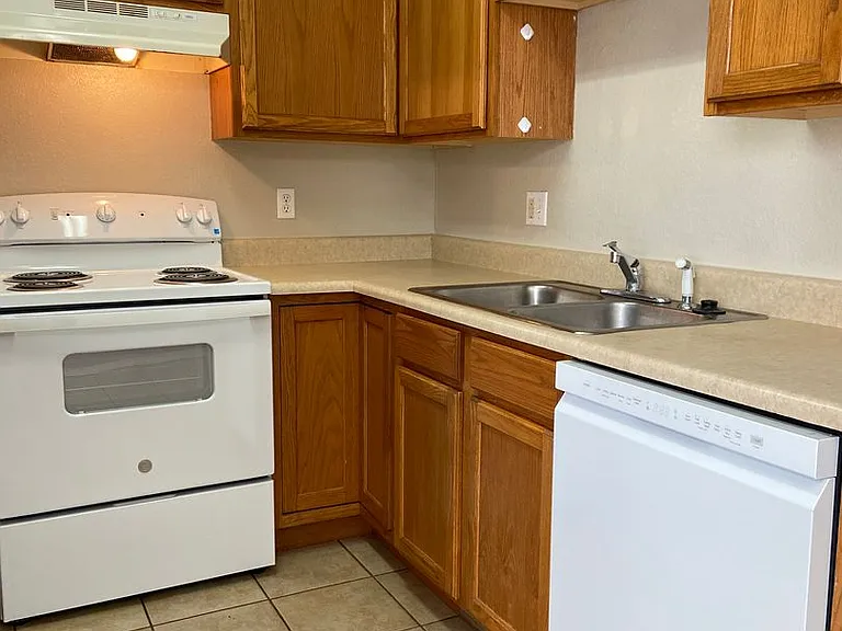 502 Twin Oaks — Photo 9
