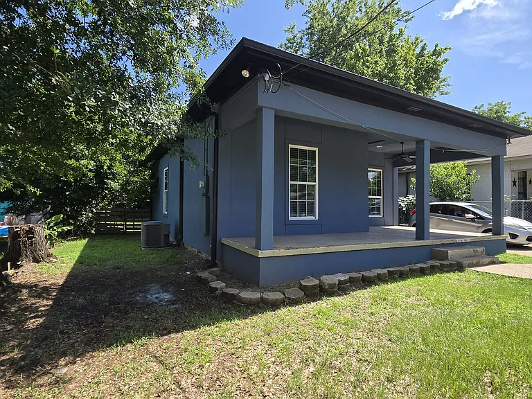 715 E Queen St — Photo 1