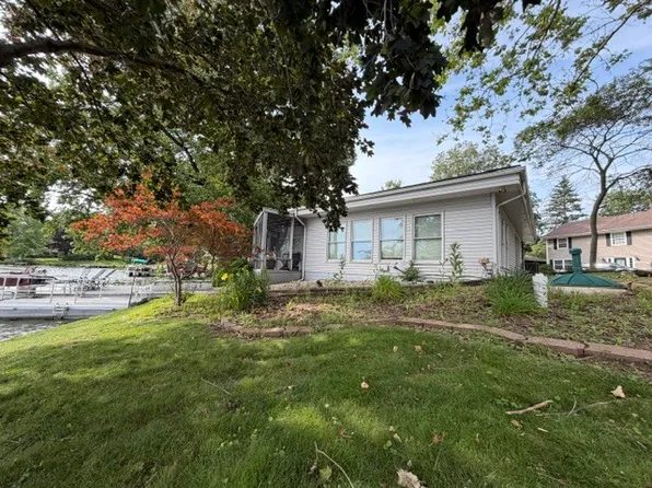 1511 W Point Dr, Mahomet, IL 61853