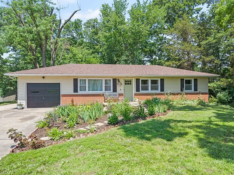 3709 Evergreen Ln — Photo 1
