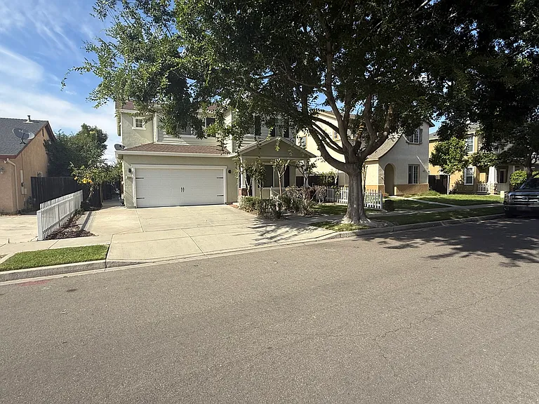 2333 Old Rose Ln — Photo 2