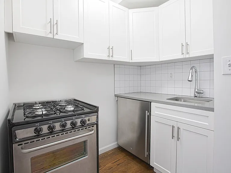323 W 4th St #2B — Photo 4