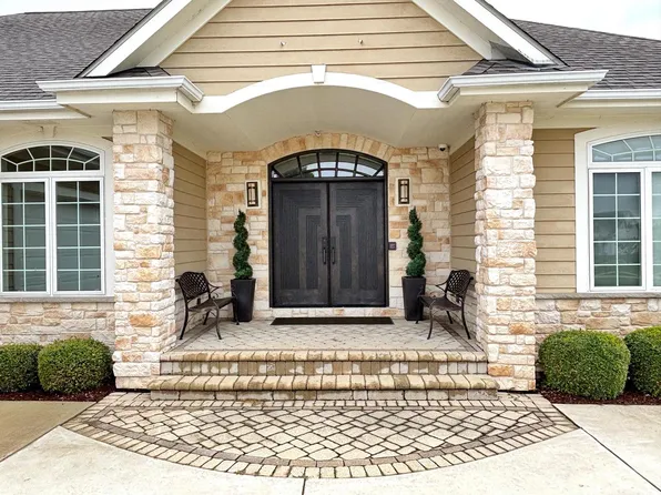 1348 West Stillwater CIRCLE, Mequon, WI 53092