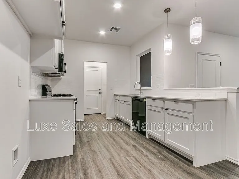 8024 NW 110th Dr — Photo 8