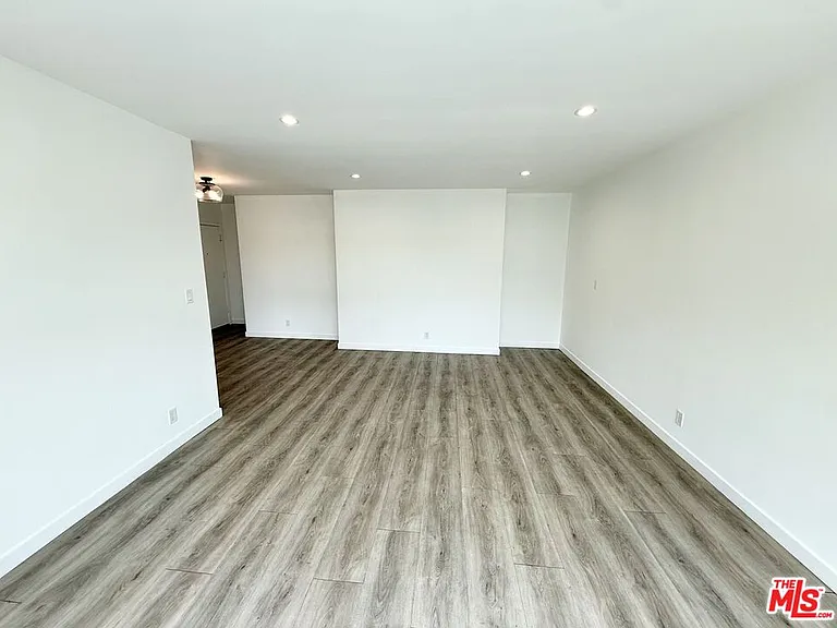 1000 Havenhurst Dr #7 — Photo 3