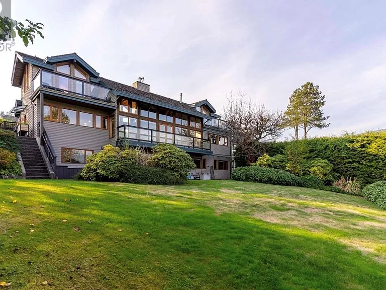 552 Beachview Dr — Photo 13