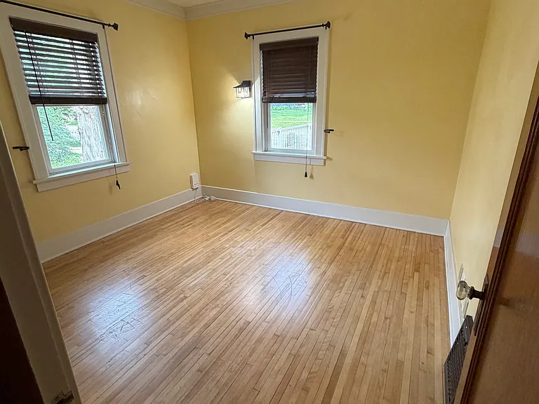 516 Washington St S — Photo 14