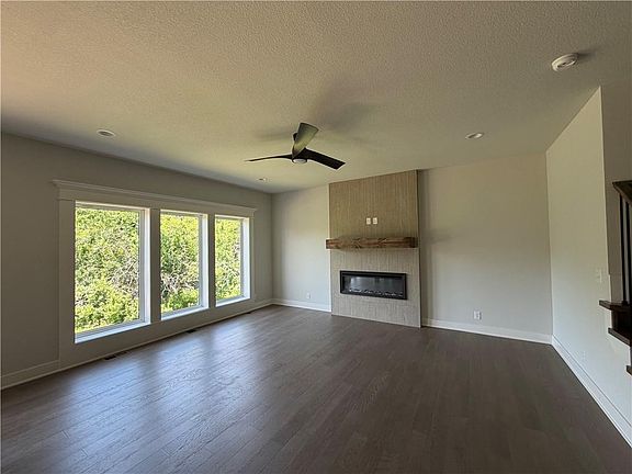 2nd image of 600 SW Valley Dr