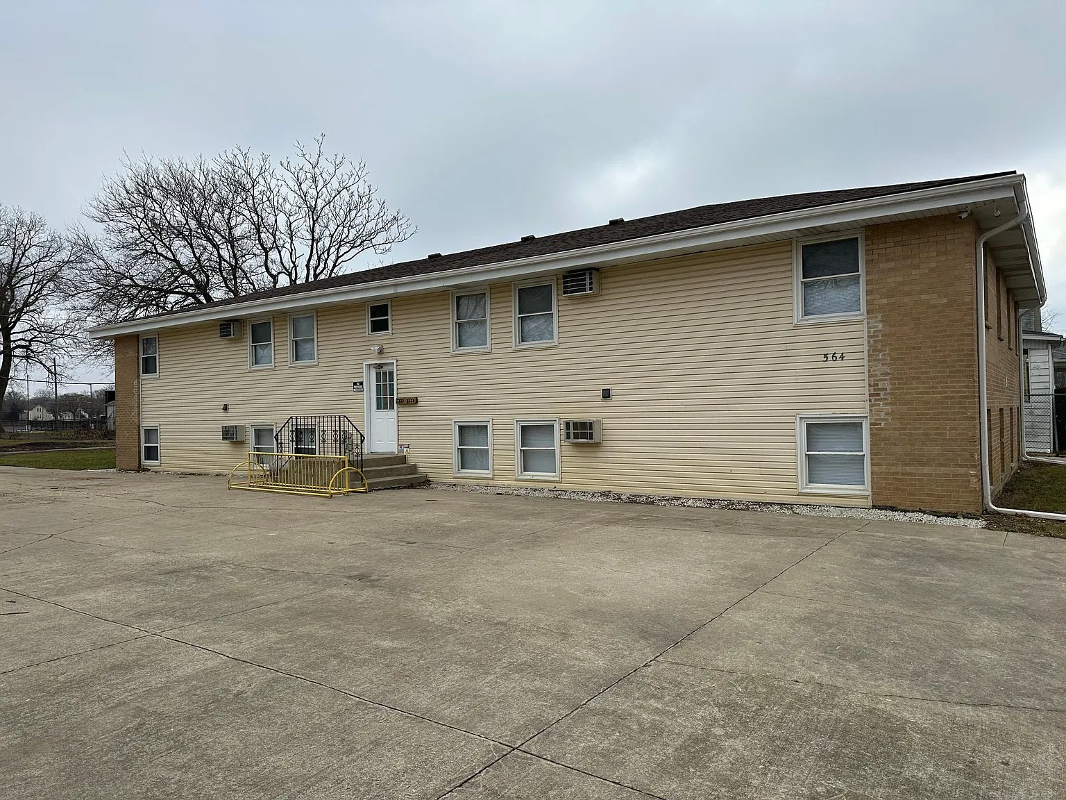 564 N Indiana Ave — Photo 1