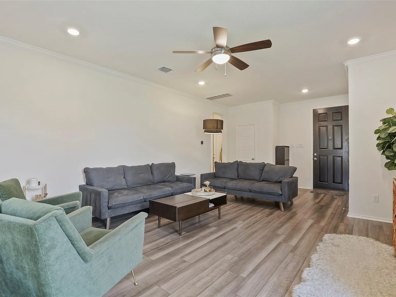 5 bed, 3.5 bath, 2518 sqft, $2,900 — Photo 4
