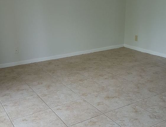 5th image of 714 Executive Center Dr APT 18