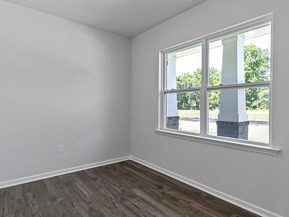 4th image of 208 Saddle Mare St