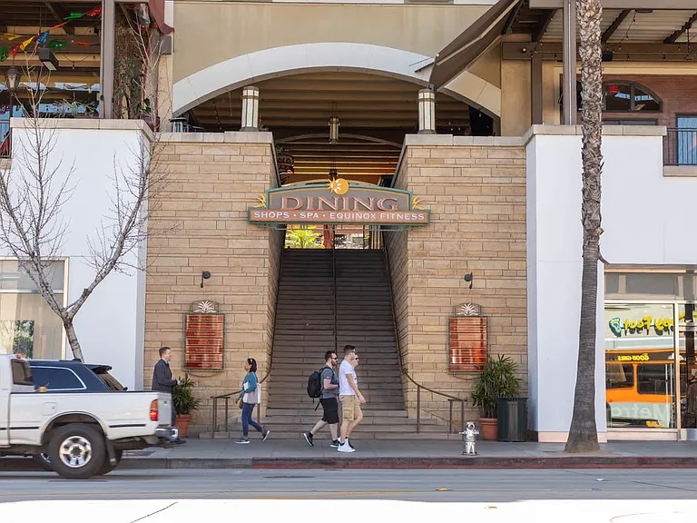 The Paseo Shopping Mall is just a short walk away.