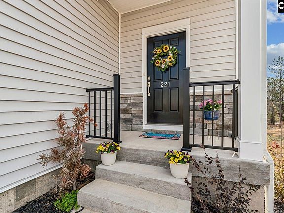 3rd image of 221 Shadowbrook Way