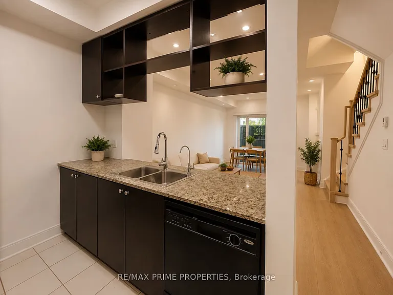 315 Village Green Sq #Townhouse 69 — Photo 4