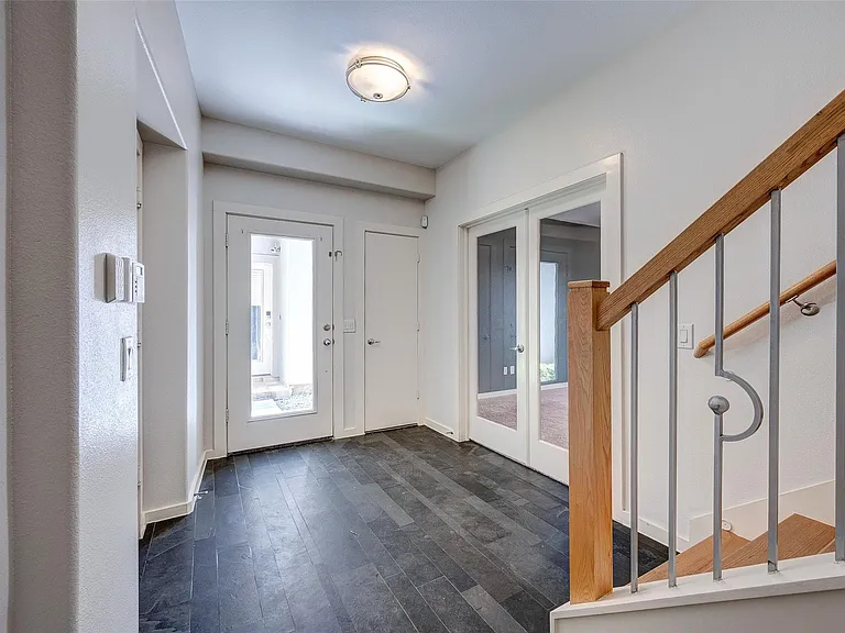 1729 Reinerman St — Photo 10