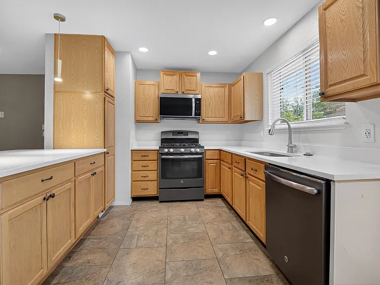 19054 W 61st Pl — Photo 4