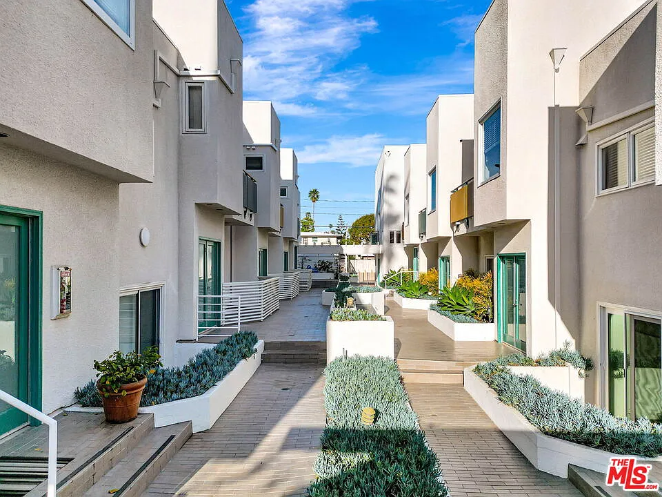 2 bed, 3.0 bath, 1319 sqft, $7,250 — Photo 4