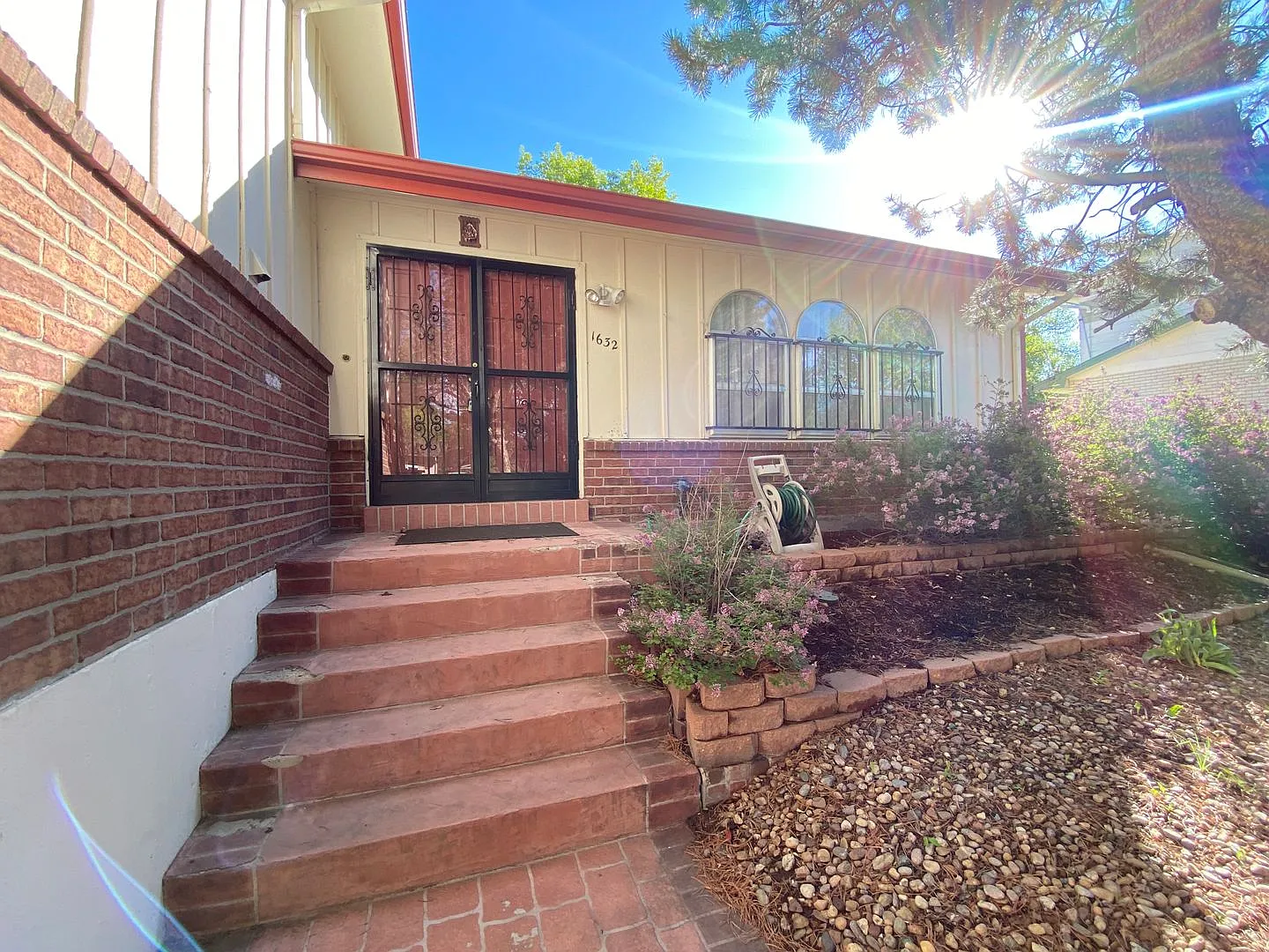 Spacious 4-Bed Rental in Aurora Featuring High Ceilings and Large Yard — Photo 3