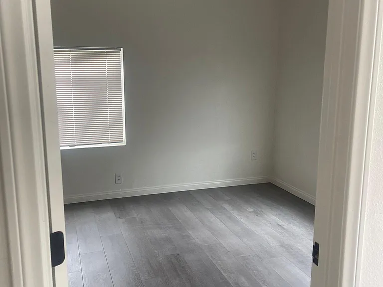 242 W East St — Photo 3
